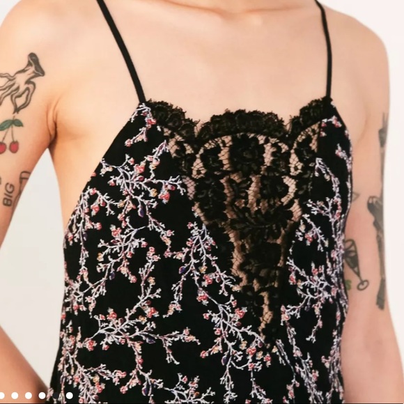 BNWT Kimchi Blue Lace Tunic Top - Picture 2 of 12